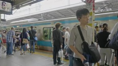 Tokyo Japonya - 5 Ağustos 2018: Tokyo 'daki tren ve metro istasyonunun görüntüleri