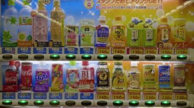 Tokyo, Japonya - 12018 Ağustosta Tokyo civarındaki içecek ve diğer satış makineleri
