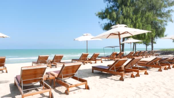 Images Tranquilles Belle Mer Ondulée Avec Chaises Longues Sur Plage — Video