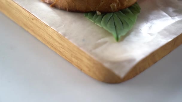 Nahaufnahmen Von Köstlichen Bruschettas Auf Holzbrettern Auf Dem Tisch — Stockvideo