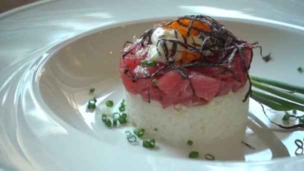 Nahaufnahme Von Köstlichem Reis Mit Rotem Fisch Auf Dem Tisch — Stockvideo