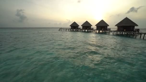 Ruhige Aufnahmen Von Wunderschönem Welligem Meer Bei Sonnenuntergang — Stockvideo