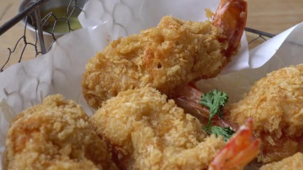 餐桌上美味的天妇罗虾的特写镜头 — 图库视频影像