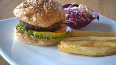 masada lezzetli burger yakın çekim görüntüleri