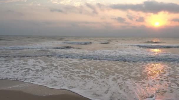 Imágenes Tranquilas Hermoso Mar Ondulado Puesta Del Sol — Vídeo de stock