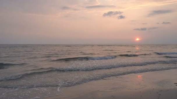 Imágenes Tranquilas Hermoso Mar Ondulado Puesta Del Sol — Vídeo de stock