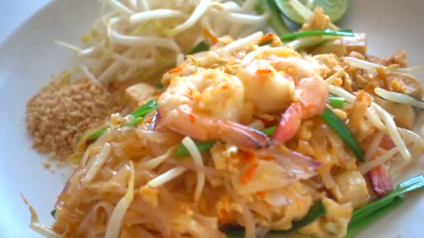 Plans Rapprochés Délicieuses Salades Avec Des Crevettes Sur Table — Video