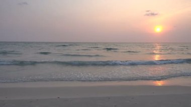 günbatımı güzel dalgalı denizde sakin görüntüleri