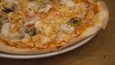 masada lezzetli pizza yakın çekim görüntüleri