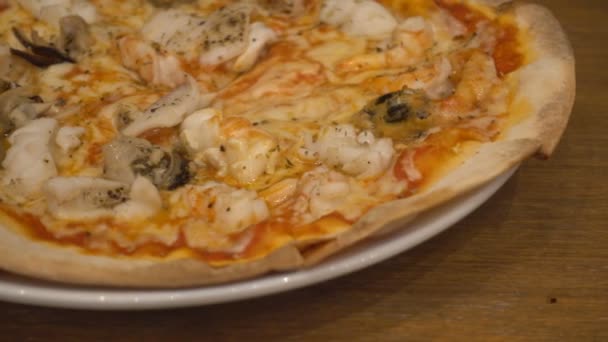 Close Beelden Van Heerlijke Pizza Tafel — Stockvideo