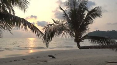 günbatımı güzel dalgalı denizde sakin görüntüleri