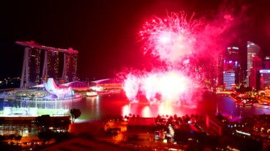 geceleri Singapur şehrinde havai fişek doğal görüntüleri
