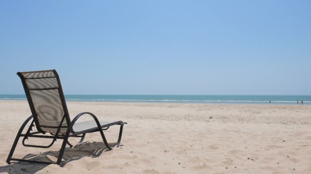 Rustige Beelden Van Prachtige Golvende Zee Met Ligstoel Voorgrond — Stockvideo