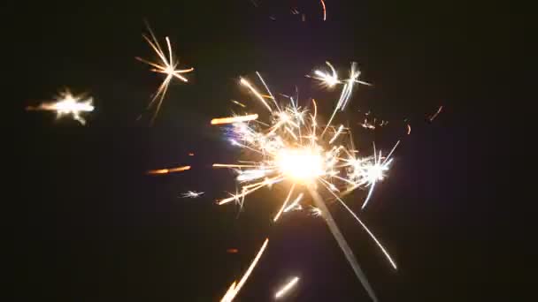 Imagens Perto Fogos Artifício Explodindo Céu Noturno — Vídeo de Stock