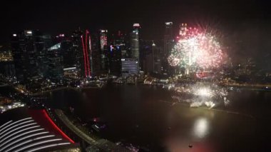 geceleri Singapur şehrinde havai fişek doğal görüntüleri