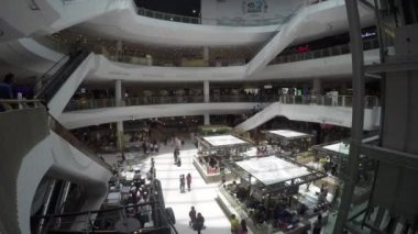 Asya şehrinde kalabalık alışveriş merkezi görüntüleri