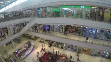 Asya şehrinde kalabalık alışveriş merkezi görüntüleri