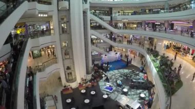 Asya şehrinde kalabalık alışveriş merkezi görüntüleri