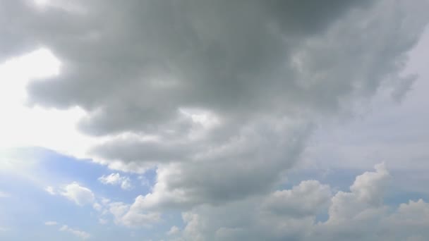 images d'un ciel magnifique avec des nuages en mouvement, laps de temps 