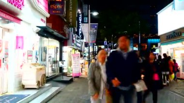 piyasada yürüyen insanların zaman atlamalı görüntüleri