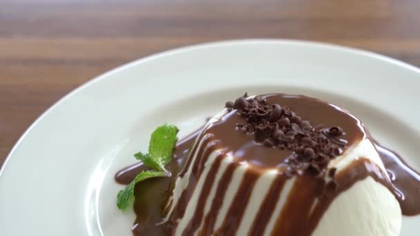 Close Beelden Van Heerlijke Pudding Met Chocolade Giet Tafel — Stockvideo