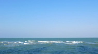 Güzel dalgalı denizin sakin görüntüleri.