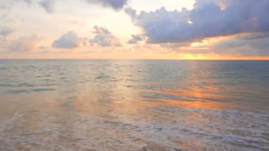 günbatımı güzel dalgalı denizde sakin görüntüleri