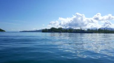 Güzel dalgalı denizin sakin görüntüleri.