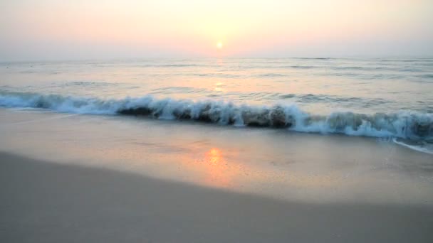 Imágenes Tranquilas Hermoso Mar Ondulado Puesta Del Sol — Vídeo de stock