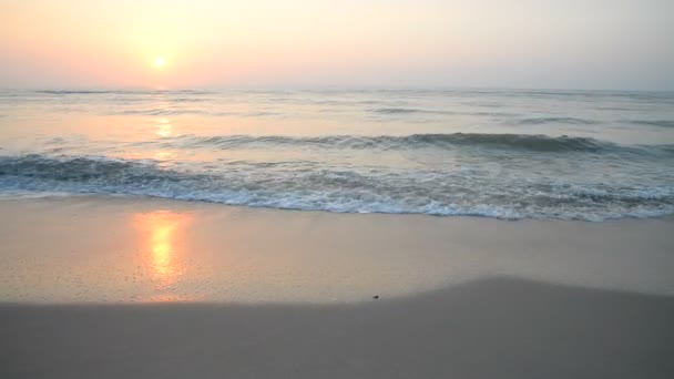 Ruhige Aufnahmen Von Wunderschönem Welligem Meer Bei Sonnenuntergang — Stockvideo