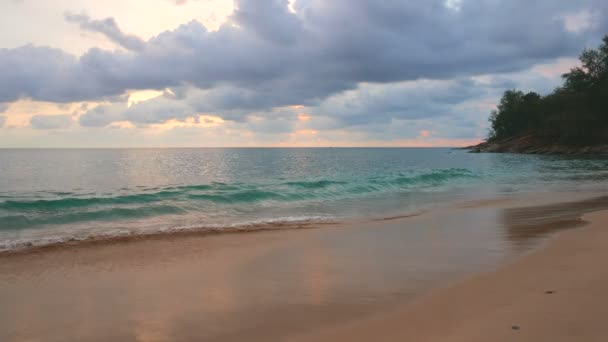 Imágenes Tranquilas Hermoso Mar Ondulado Puesta Del Sol — Vídeo de stock