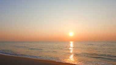 günbatımı güzel dalgalı denizde sakin görüntüleri