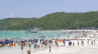 Güzel dalgalı denizin sakin görüntüleri.