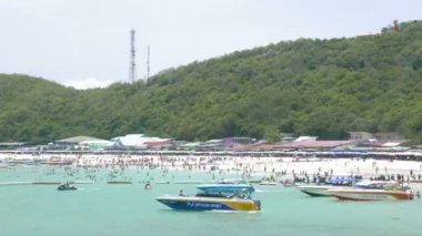 Güzel dalgalı denizin sakin görüntüleri.