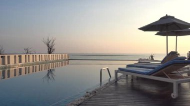 tatil beldesinde yüzme havuzu doğal görüntüleri