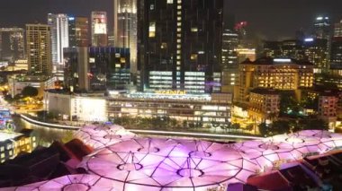 geceleri Singapur şehrinde modern binaların doğal zaman atlamalı görüntüleri