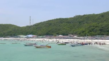 Güzel dalgalı denizin sakin görüntüleri.