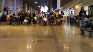 havaalanı terminalinde yürüyen insanların zaman atlamalı görüntüleri