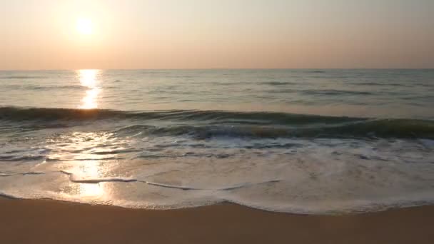 日落时美丽波浪形的大海的宁静画面 — 图库视频影像