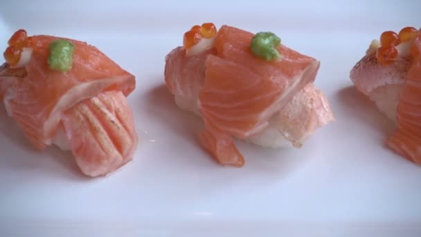 テーブルの上のおいしい寿司のクローズアップ映像 — ストック動画