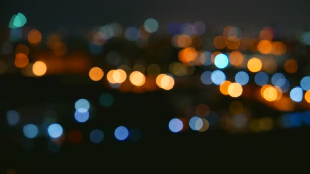 夜晚美丽的城市灯光的模糊镜头 — 图库视频影像