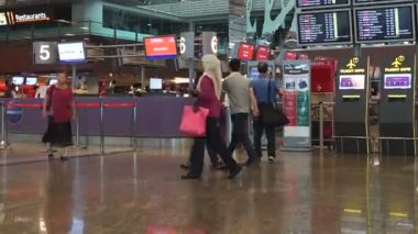 havaalanı terminalinde yürüyen insanların zaman atlamalı görüntüleri