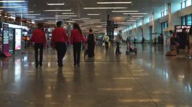 havaalanı terminalinde yürüyen insanların zaman atlamalı görüntüleri