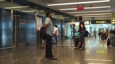 havaalanı terminalinde yürüyen insanların zaman atlamalı görüntüleri