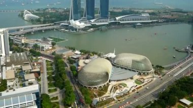 Singapur şehrinde marina koyu çevresindeki modern binaların havadan görüntüleri