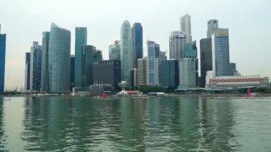 Singapur şehrinde marina koyu çevresindeki modern binaların havadan görüntüleri