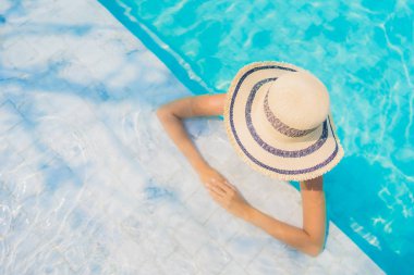 Portre güzel genç Asyalı kadın mutlu gülümseme rahatla swimmi içinde