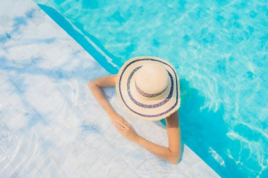 Portre güzel genç Asyalı kadın mutlu gülümseme rahatla swimmi içinde