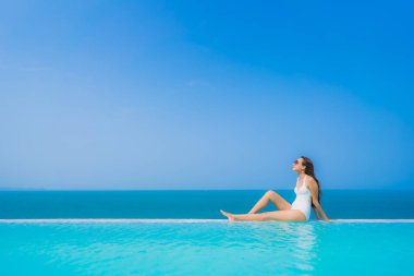 Portre güzel genç Asyalı kadın mutlu gülümseme rahatla swimmi içinde