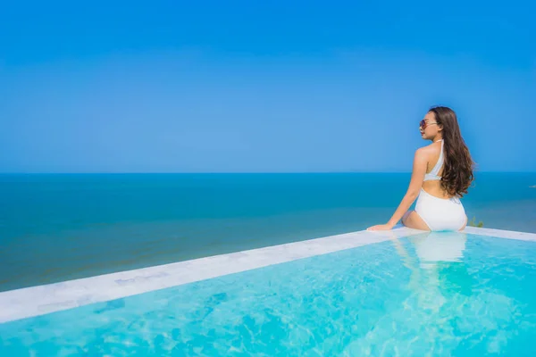 Retrato bonito jovem asiático mulher feliz sorriso relaxar em swimmi — Fotografia de Stock